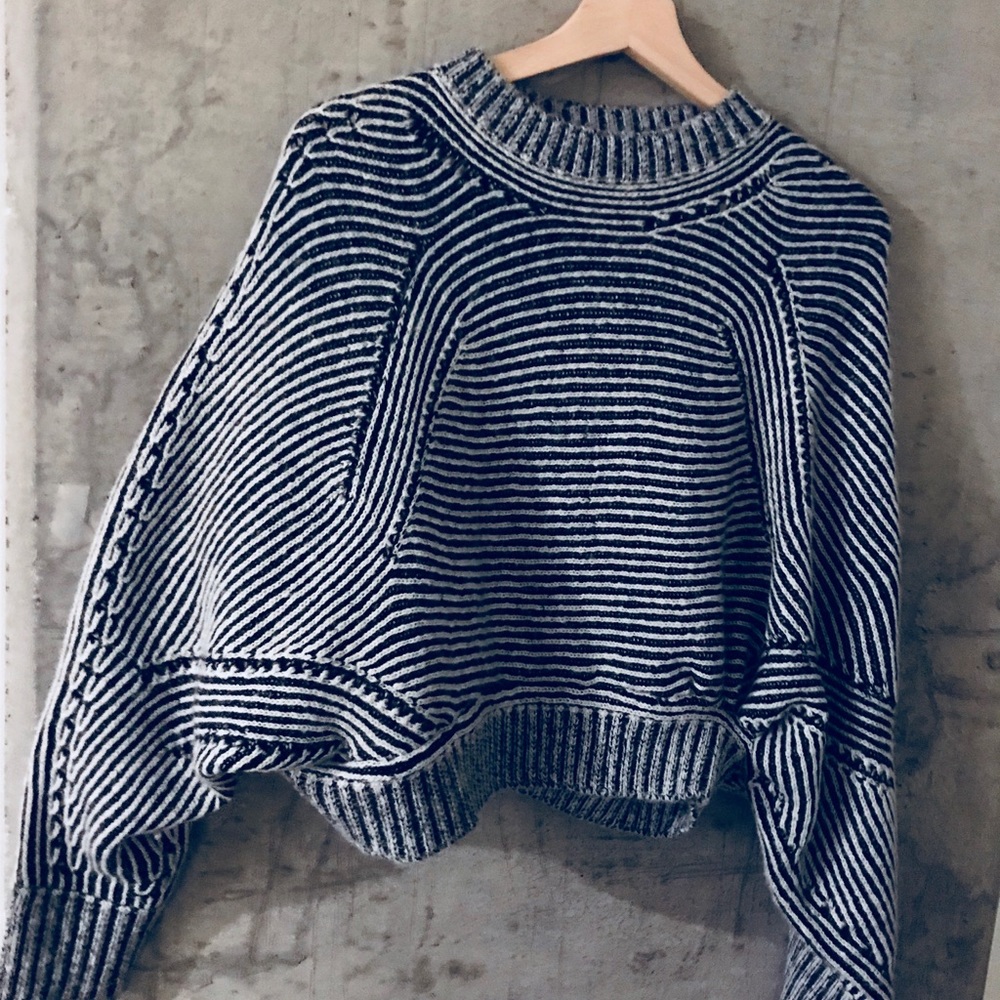 Striped cropped sweater with oversized sleeves